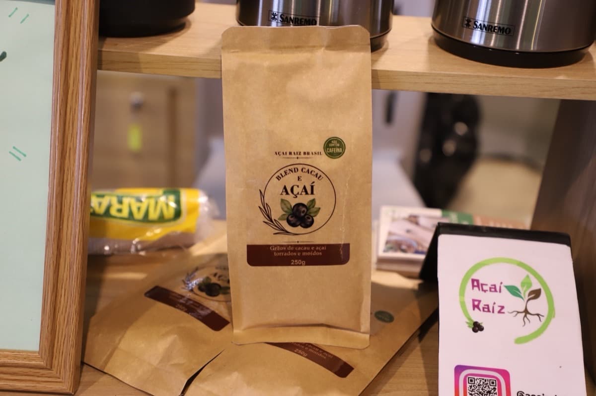 Embalagem do Blend cacau e açaí na prateleira de uma cafeteria