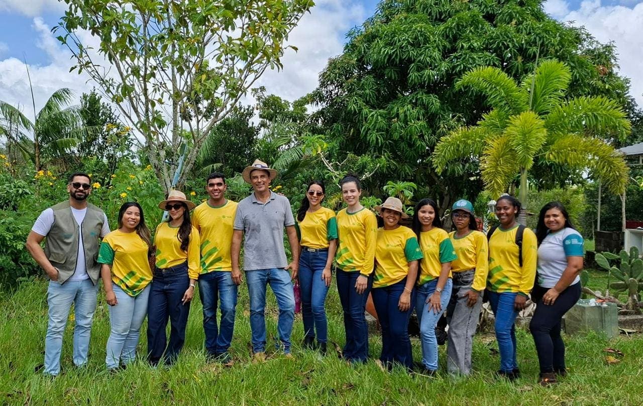 Equipe de técnicos agrícolas reunida na propriedade