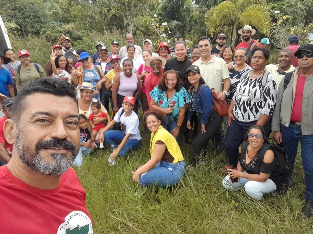 Grupo de agricultores reunido em visita ao plantio de açaí